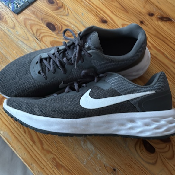 Nike Men's Gray Running Shoes - Picture 4 of 6